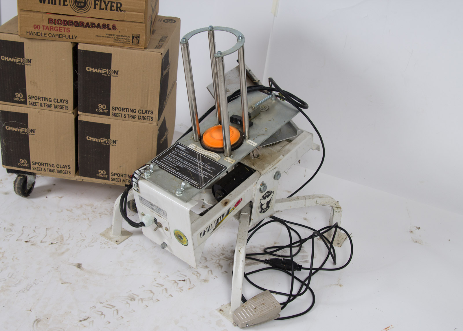 Do-All Outdoors White Wing Automatic Trap with Clay Pigeons