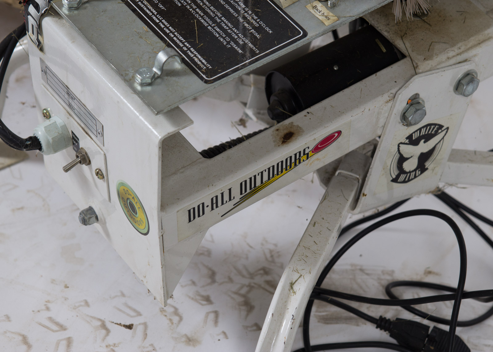 Do-All Outdoors White Wing Automatic Trap with Clay Pigeons