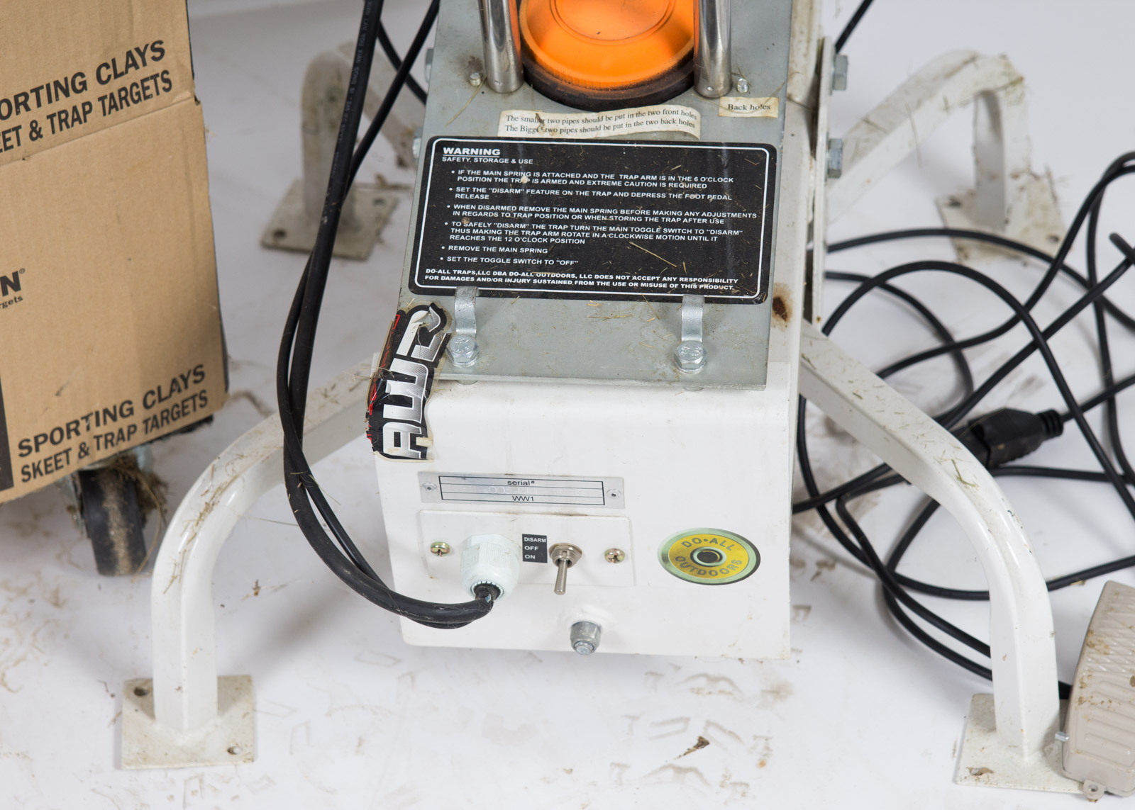 Do-All Outdoors White Wing Automatic Trap with Clay Pigeons