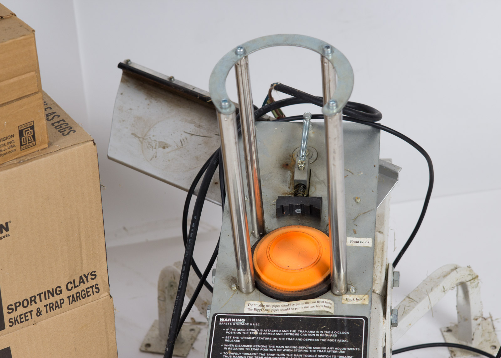 Do-All Outdoors White Wing Automatic Trap with Clay Pigeons