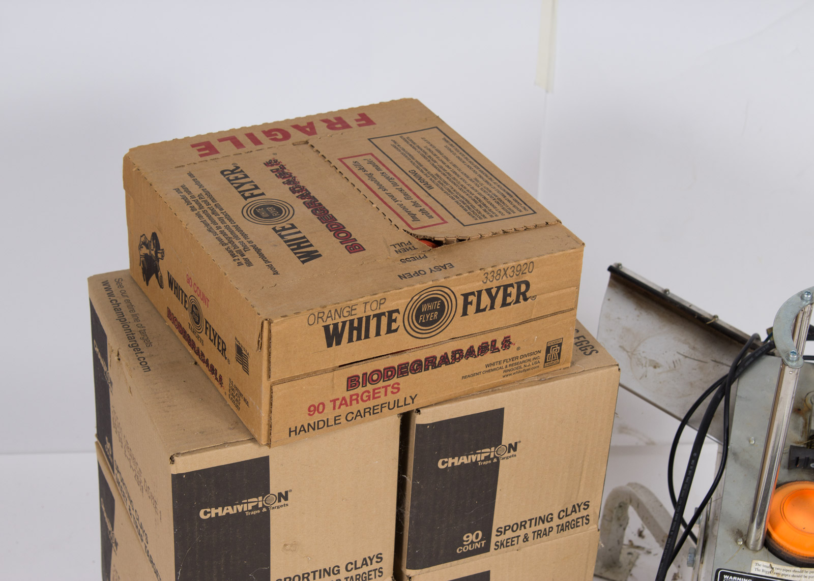 Do-All Outdoors White Wing Automatic Trap with Clay Pigeons