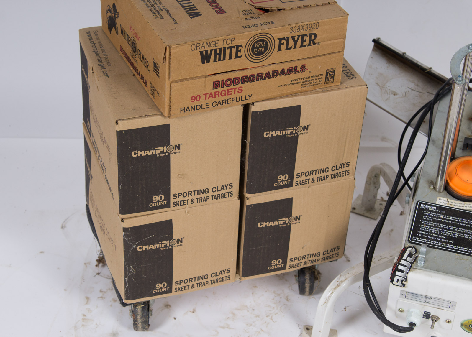 Do-All Outdoors White Wing Automatic Trap with Clay Pigeons