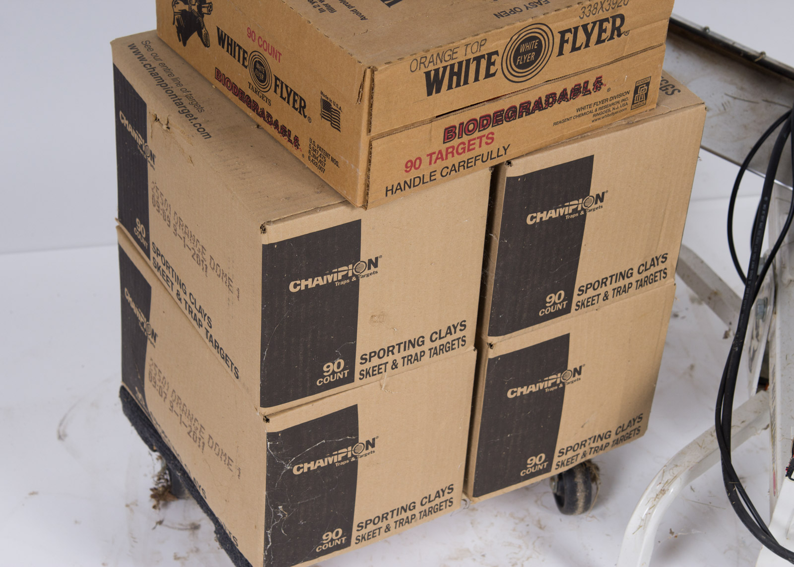 Do-All Outdoors White Wing Automatic Trap with Clay Pigeons