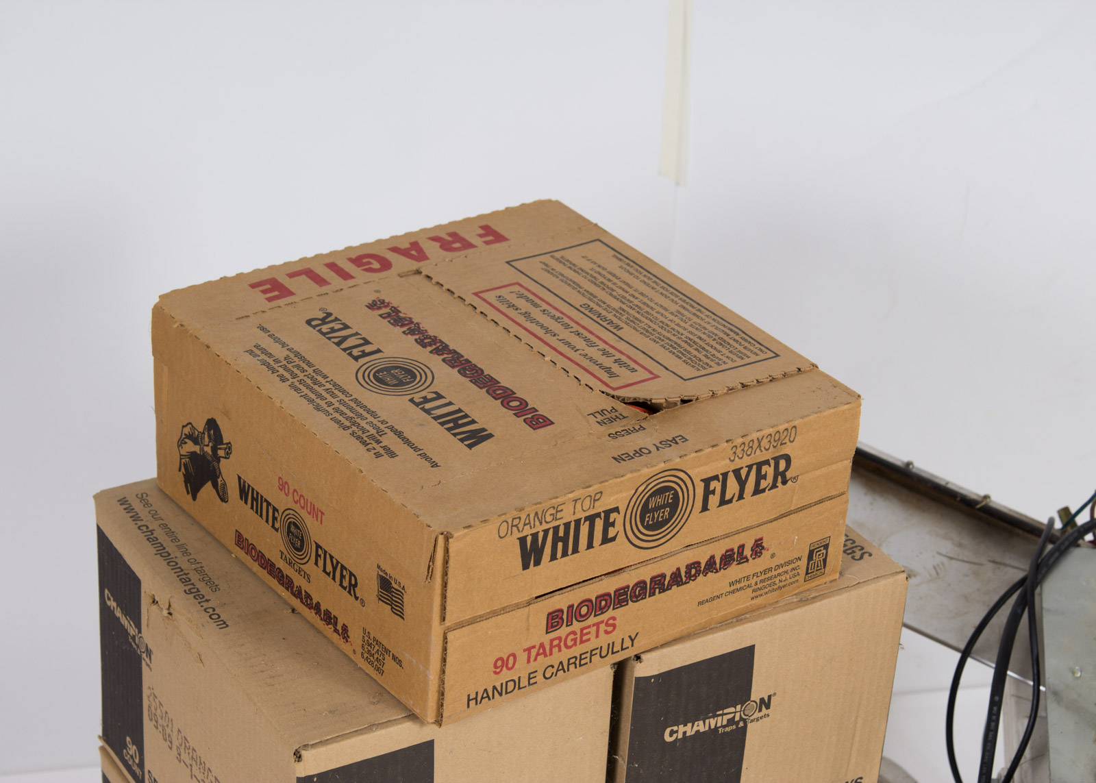 Do-All Outdoors White Wing Automatic Trap with Clay Pigeons