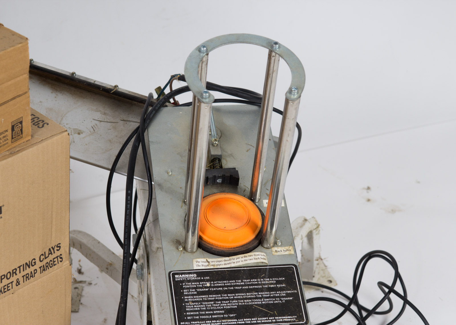 Do-All Outdoors White Wing Automatic Trap with Clay Pigeons