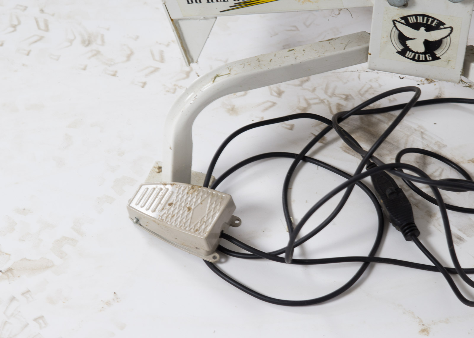 Do-All Outdoors White Wing Automatic Trap with Clay Pigeons