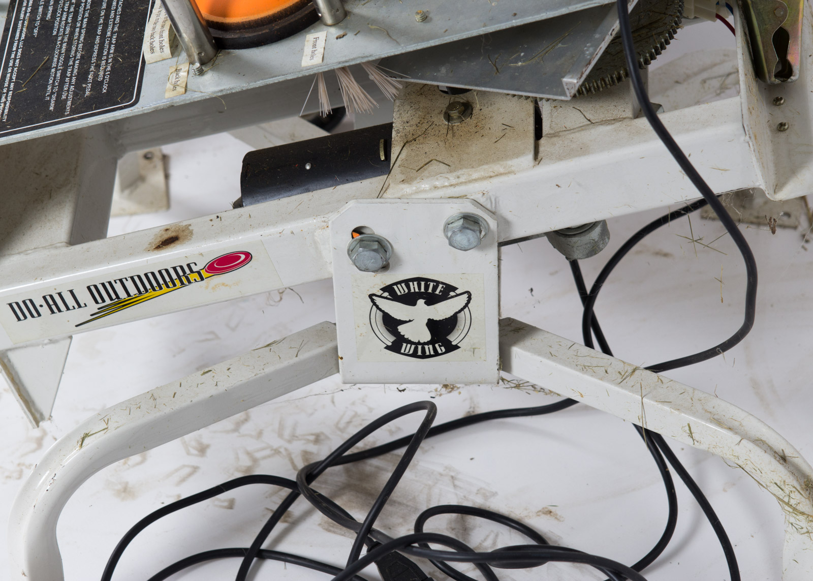 Do-All Outdoors White Wing Automatic Trap with Clay Pigeons