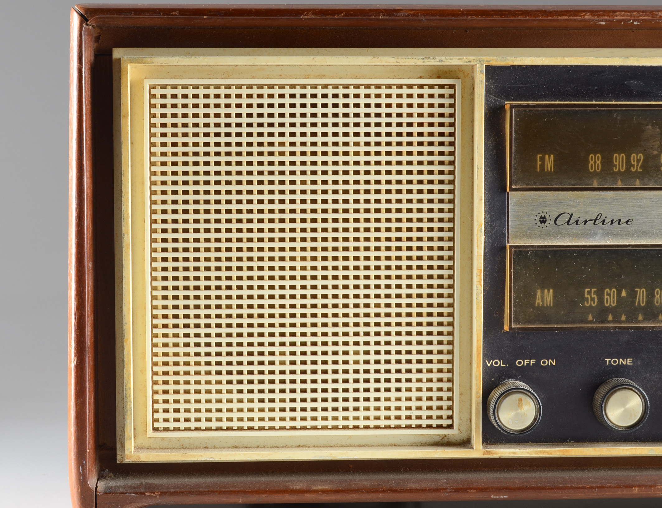 Vintage Montgomery Ward Airline Radio
