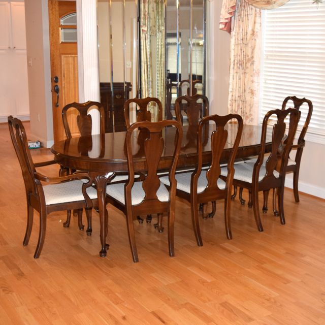 Drexel Queen Anne Style Dining Table with Chairs