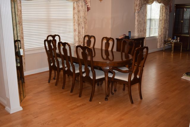 Drexel Queen Anne Style Dining Table with Chairs
