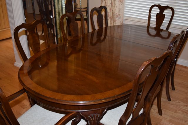 Drexel Queen Anne Style Dining Table with Chairs