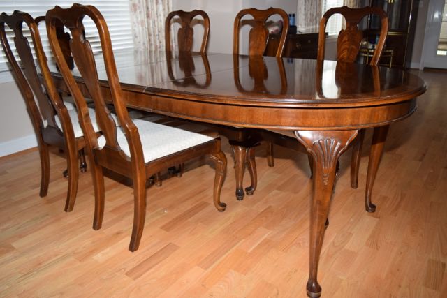 Drexel Queen Anne Style Dining Table with Chairs