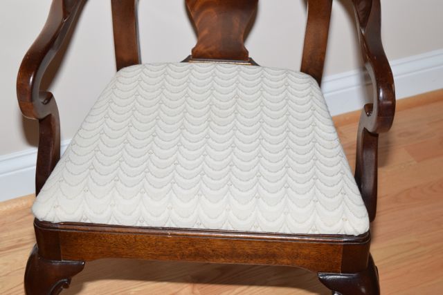 Drexel Queen Anne Style Dining Table with Chairs