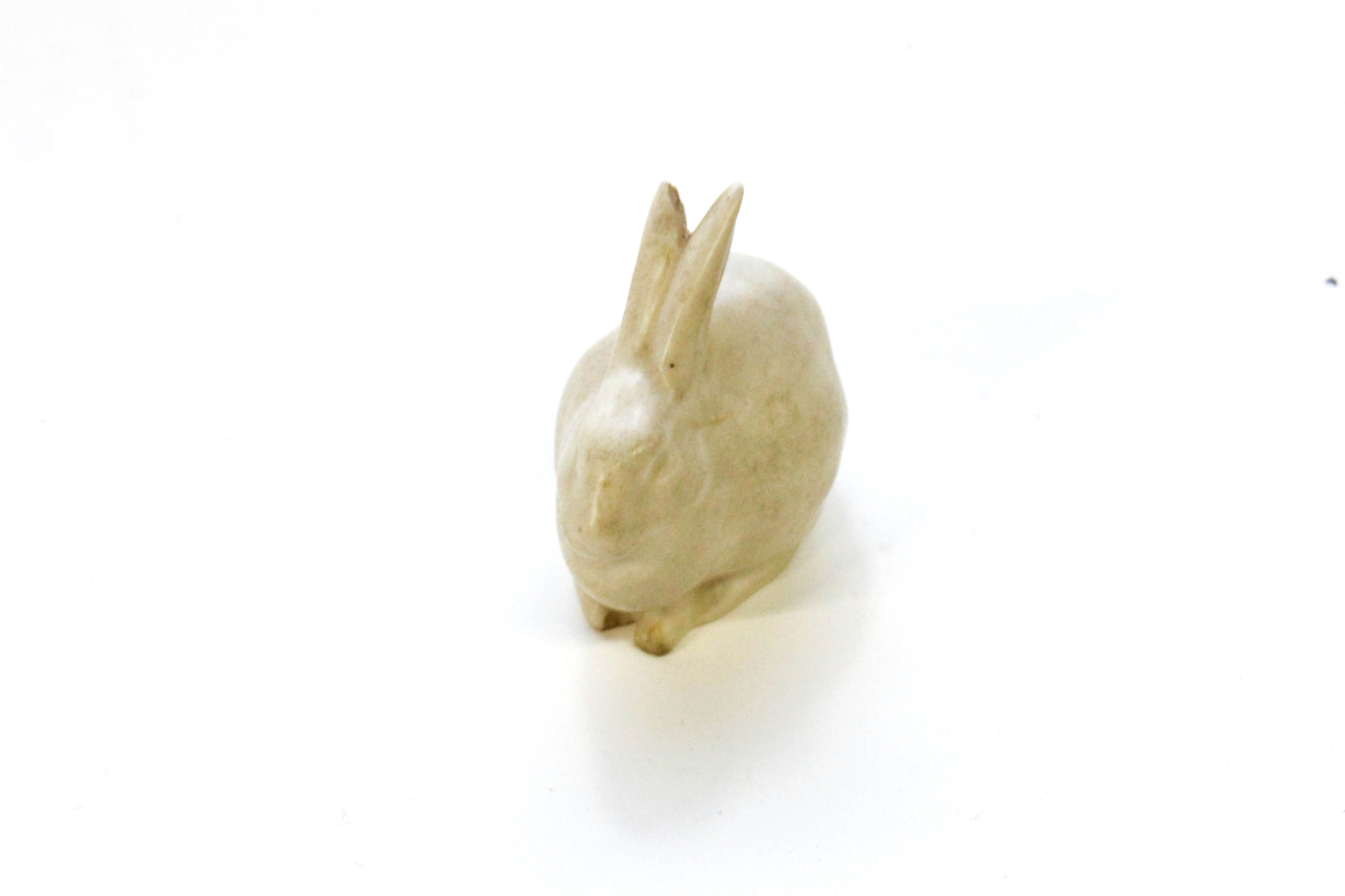 1949 Rookwood Pottery Small Ivory Rabbit Figurine | EBTH