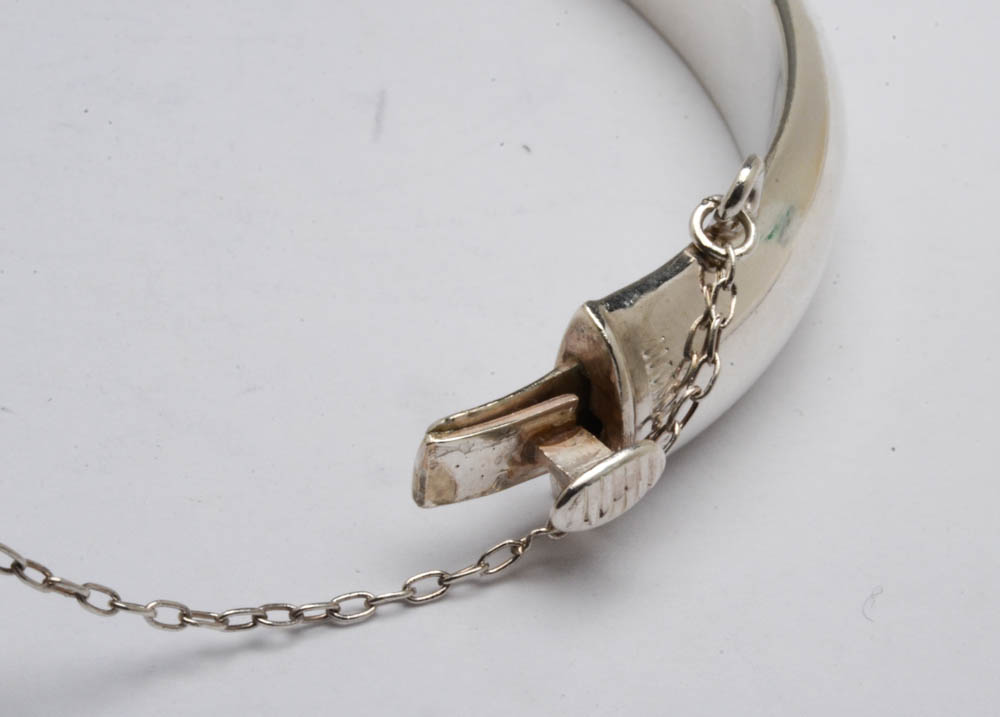 Vintage English Sterling Silver Engraved Hinged Bangle Bracelet