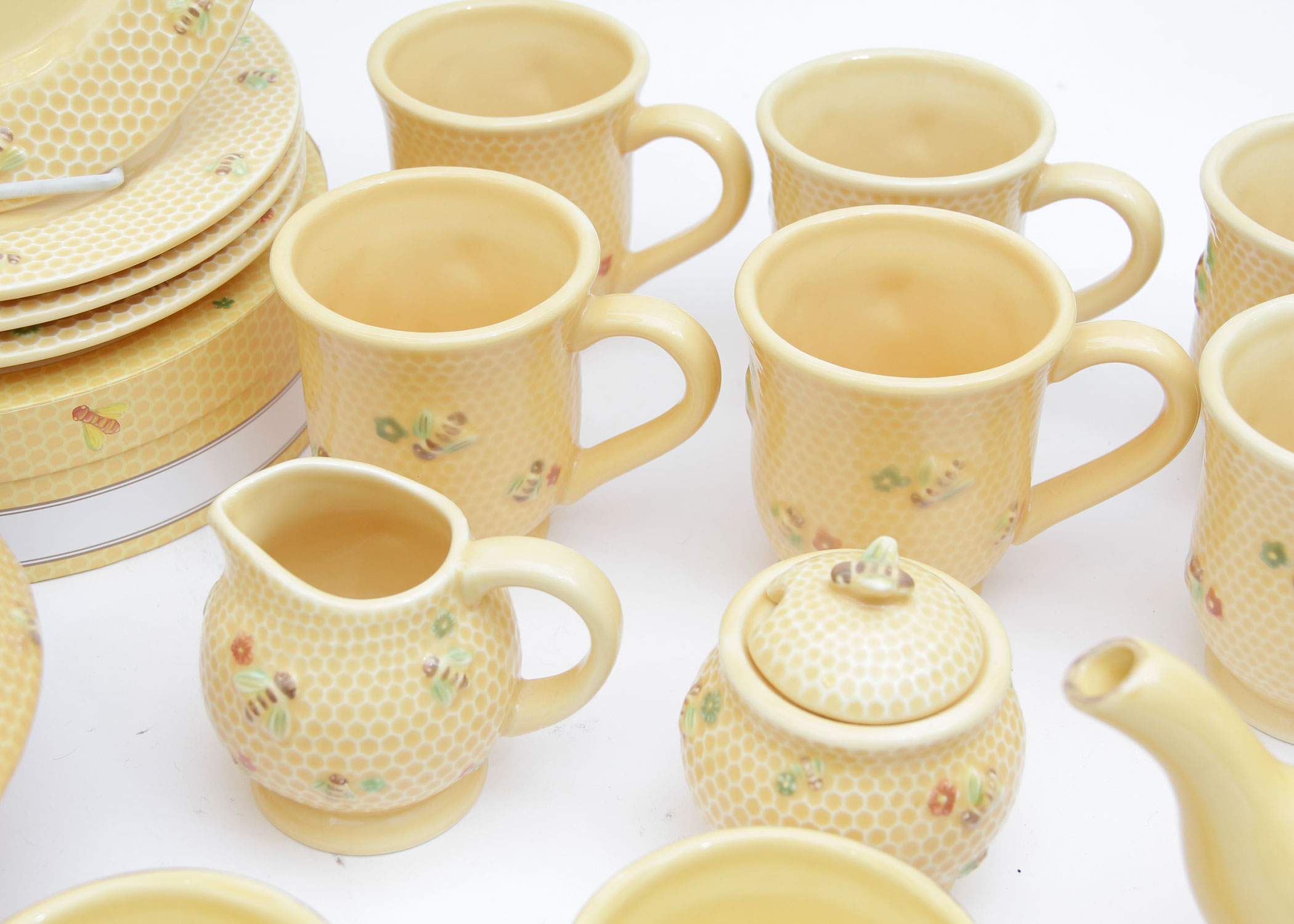 Set of Williams-Sonoma Yellow Honey Comb Bee Dinnerware