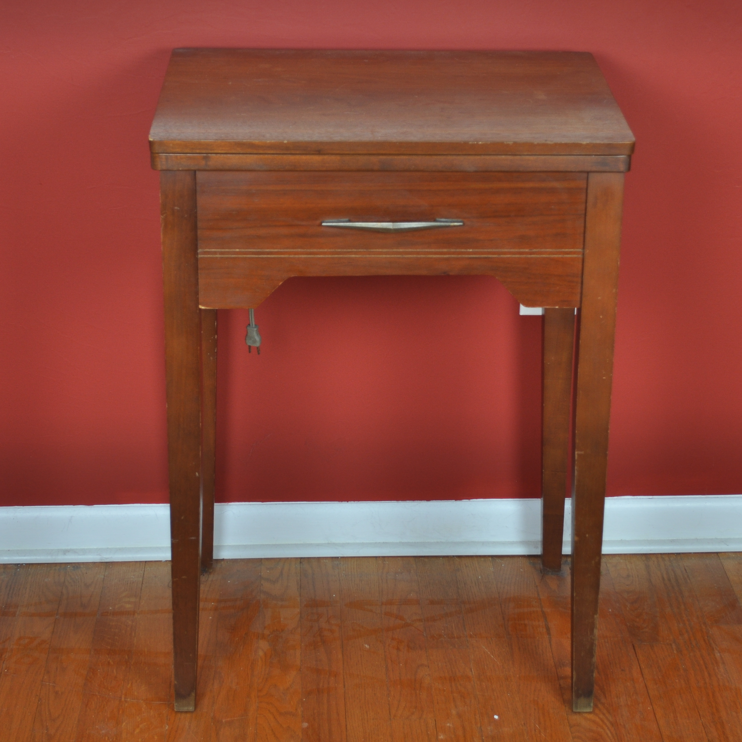 Singer Sewing Machine in Wooden Hideaway Craft Table