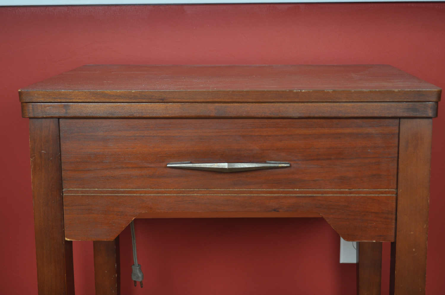 Singer Sewing Machine in Wooden Hideaway Craft Table