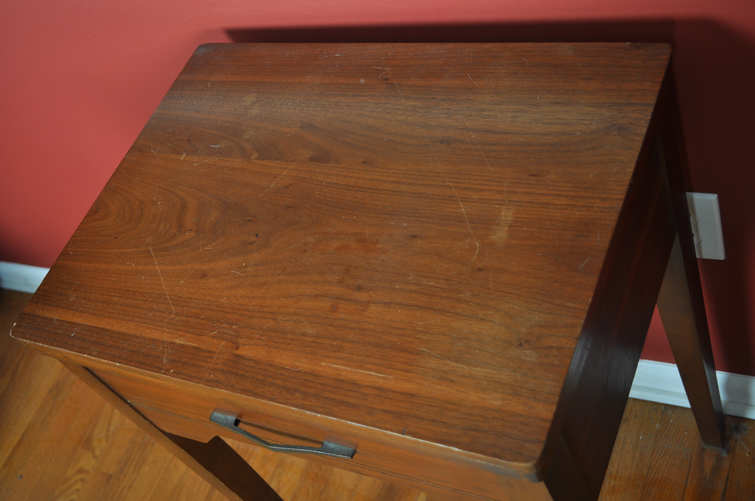 Singer Sewing Machine in Wooden Hideaway Craft Table