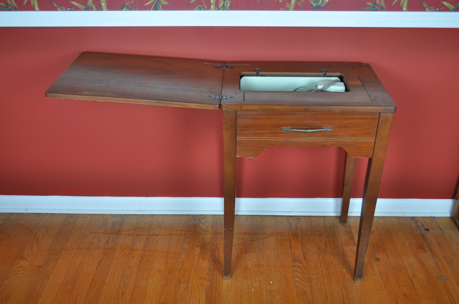 Singer Sewing Machine in Wooden Hideaway Craft Table