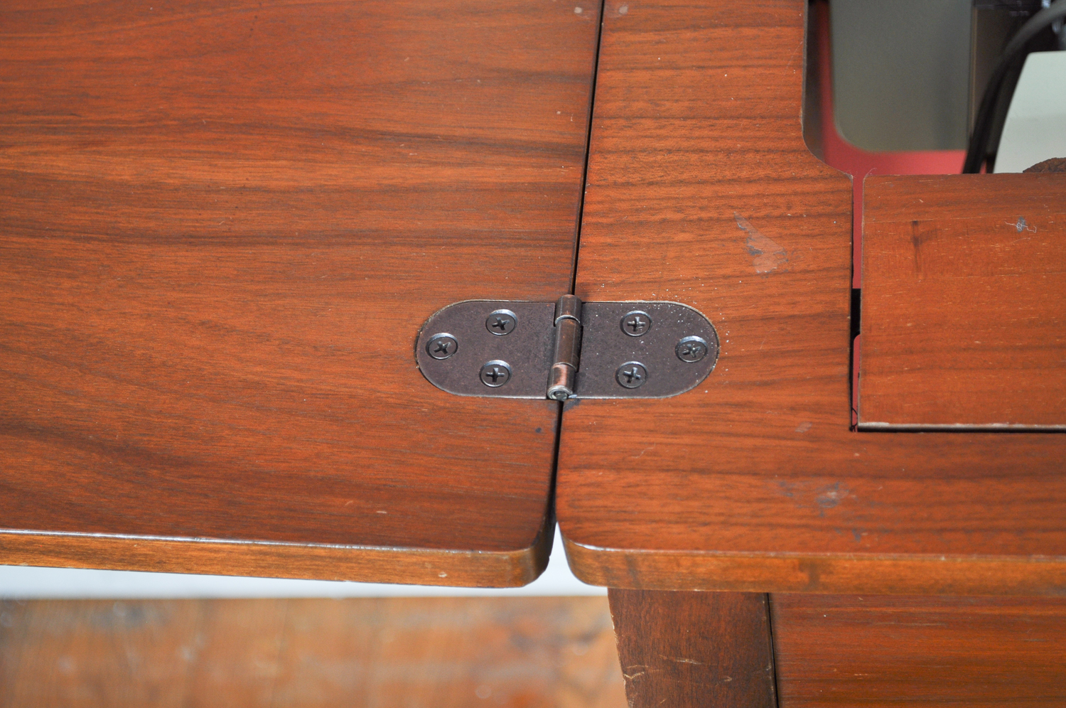 Singer Sewing Machine in Wooden Hideaway Craft Table