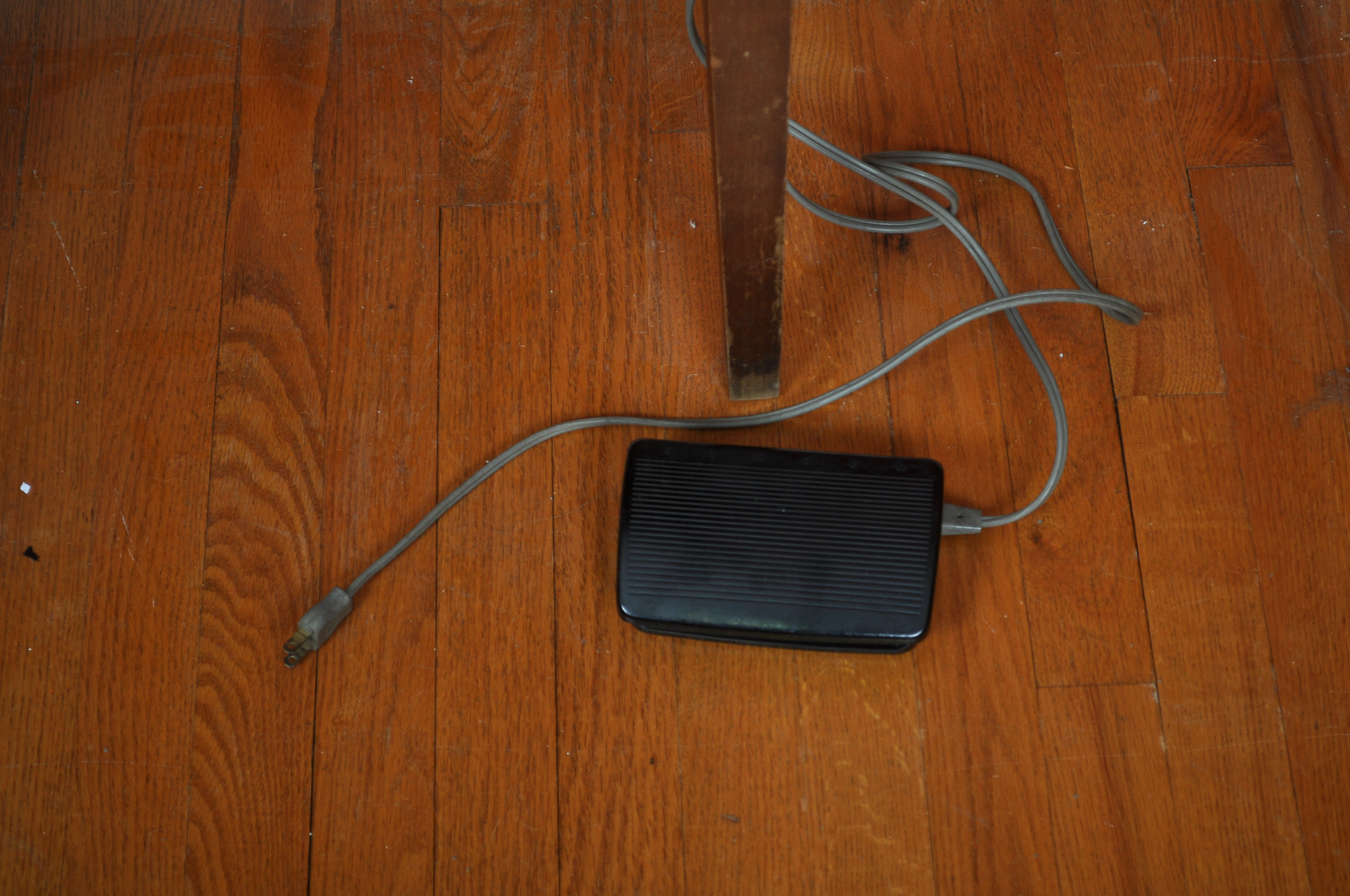 Singer Sewing Machine in Wooden Hideaway Craft Table