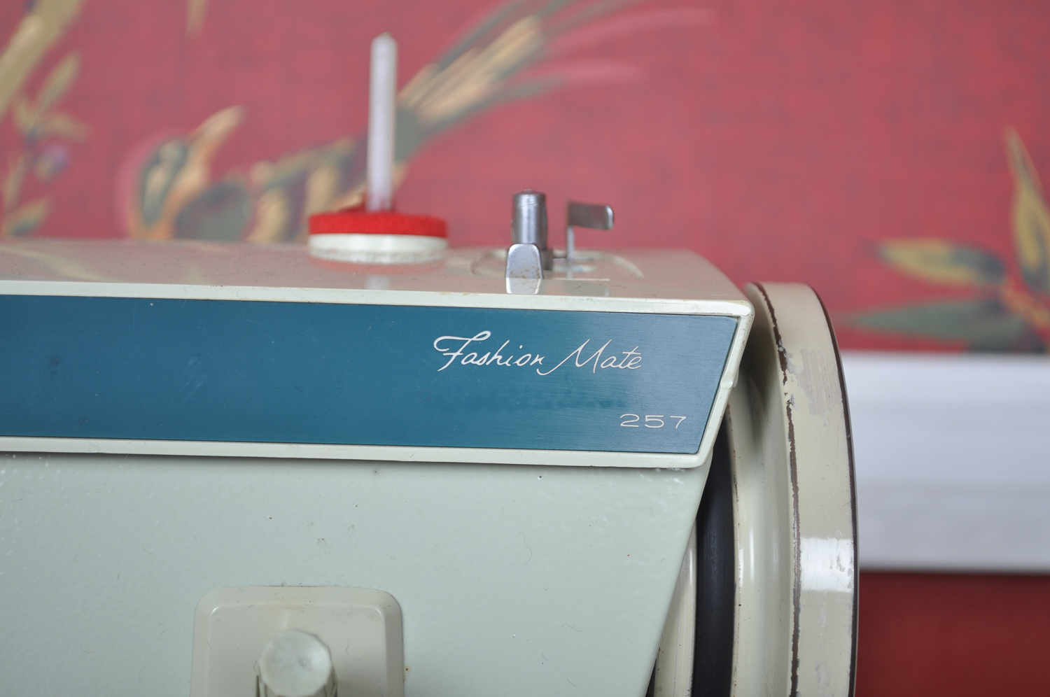 Singer Sewing Machine in Wooden Hideaway Craft Table