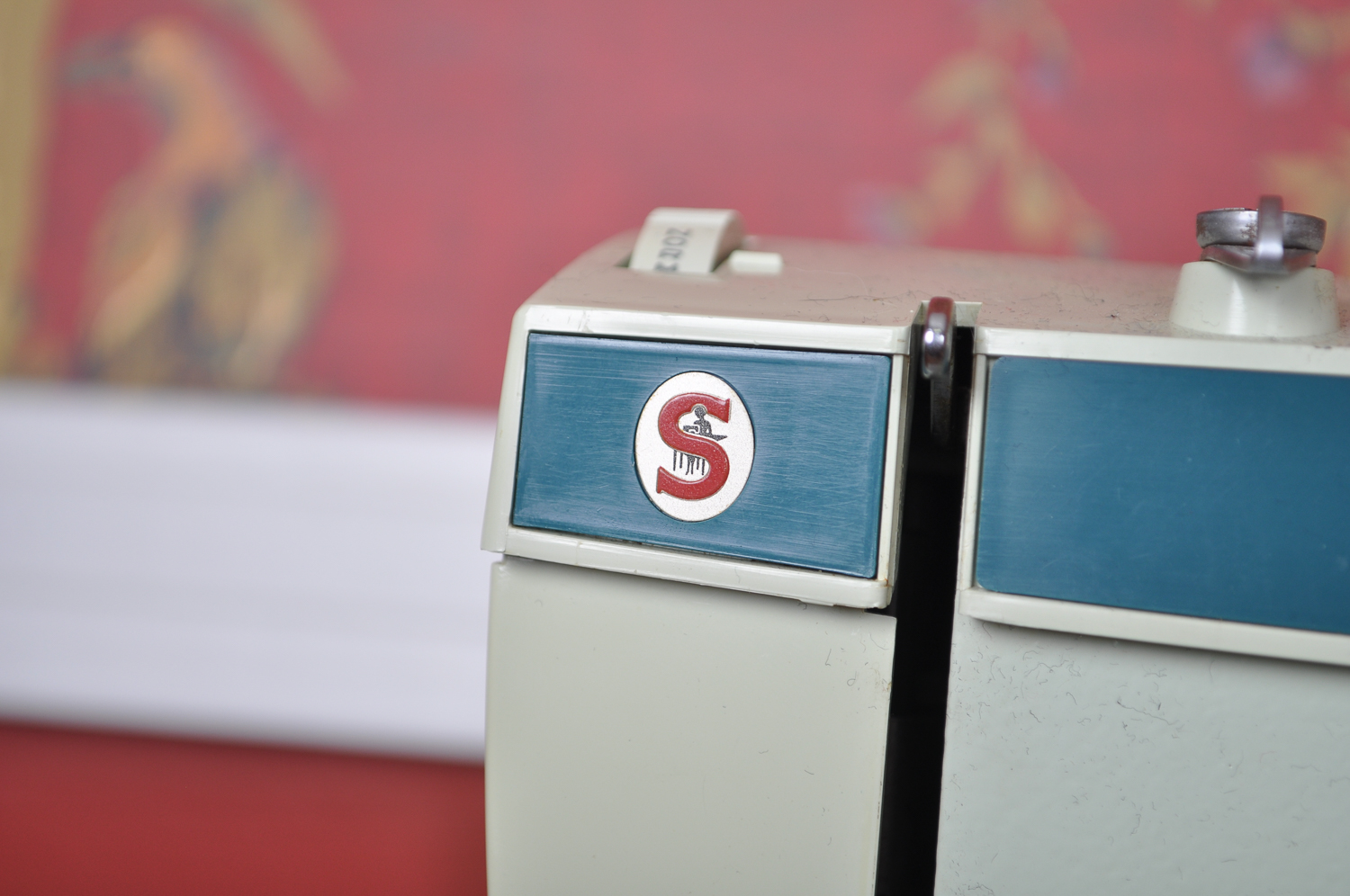 Singer Sewing Machine in Wooden Hideaway Craft Table