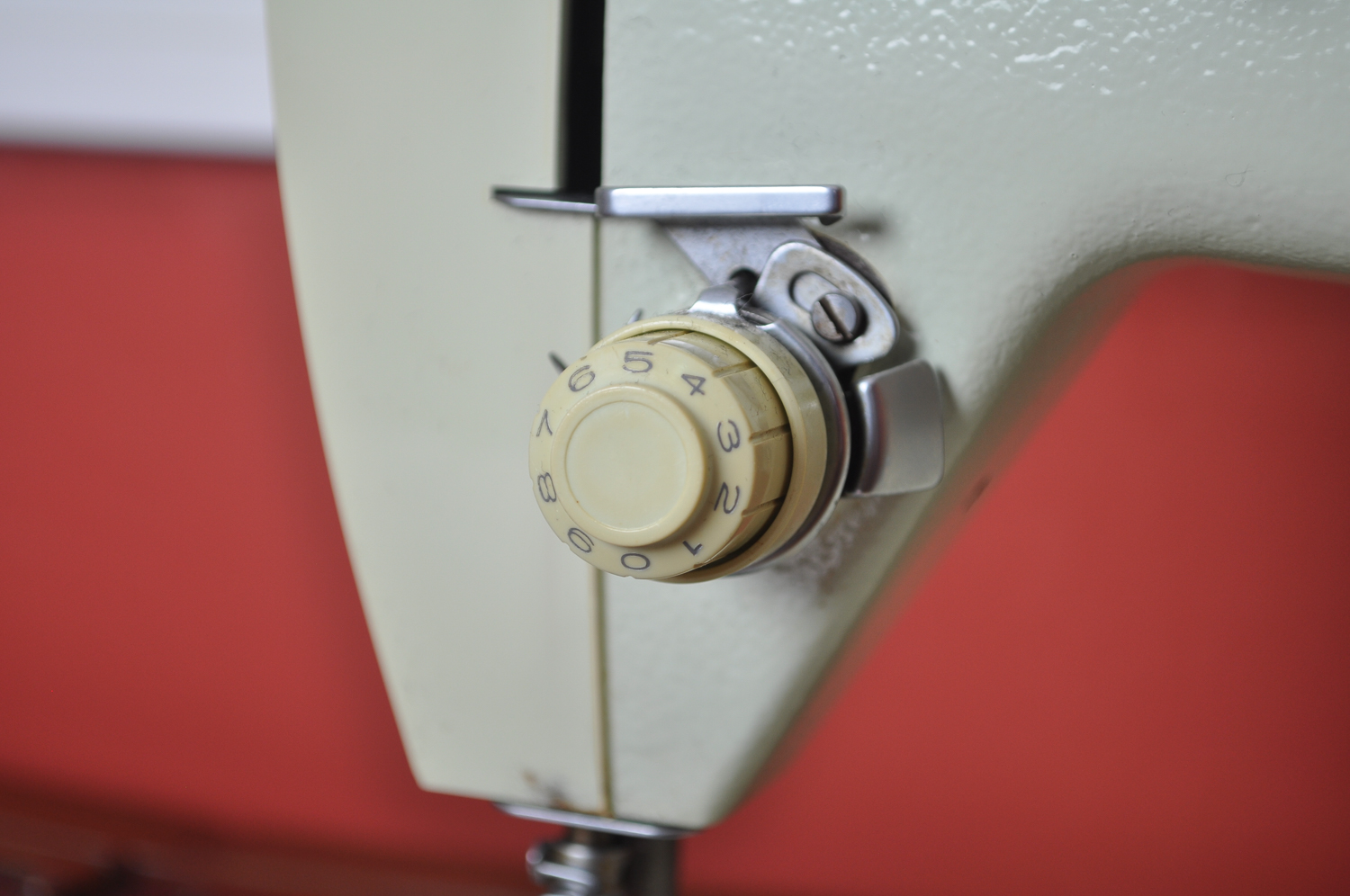 Singer Sewing Machine in Wooden Hideaway Craft Table