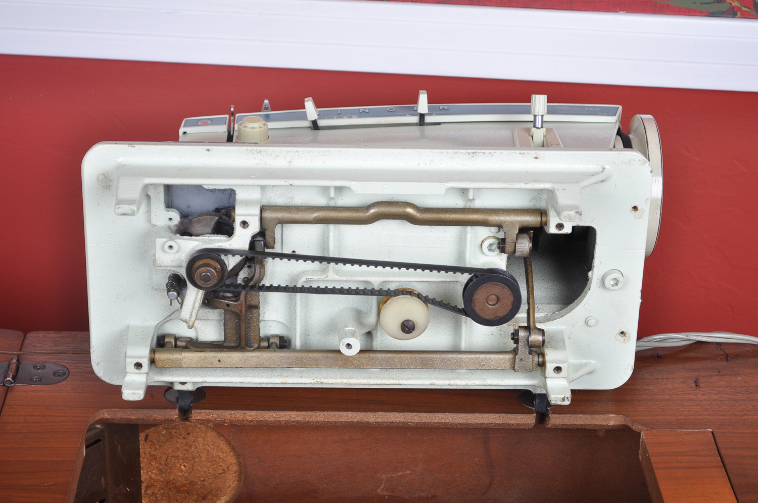 Singer Sewing Machine in Wooden Hideaway Craft Table