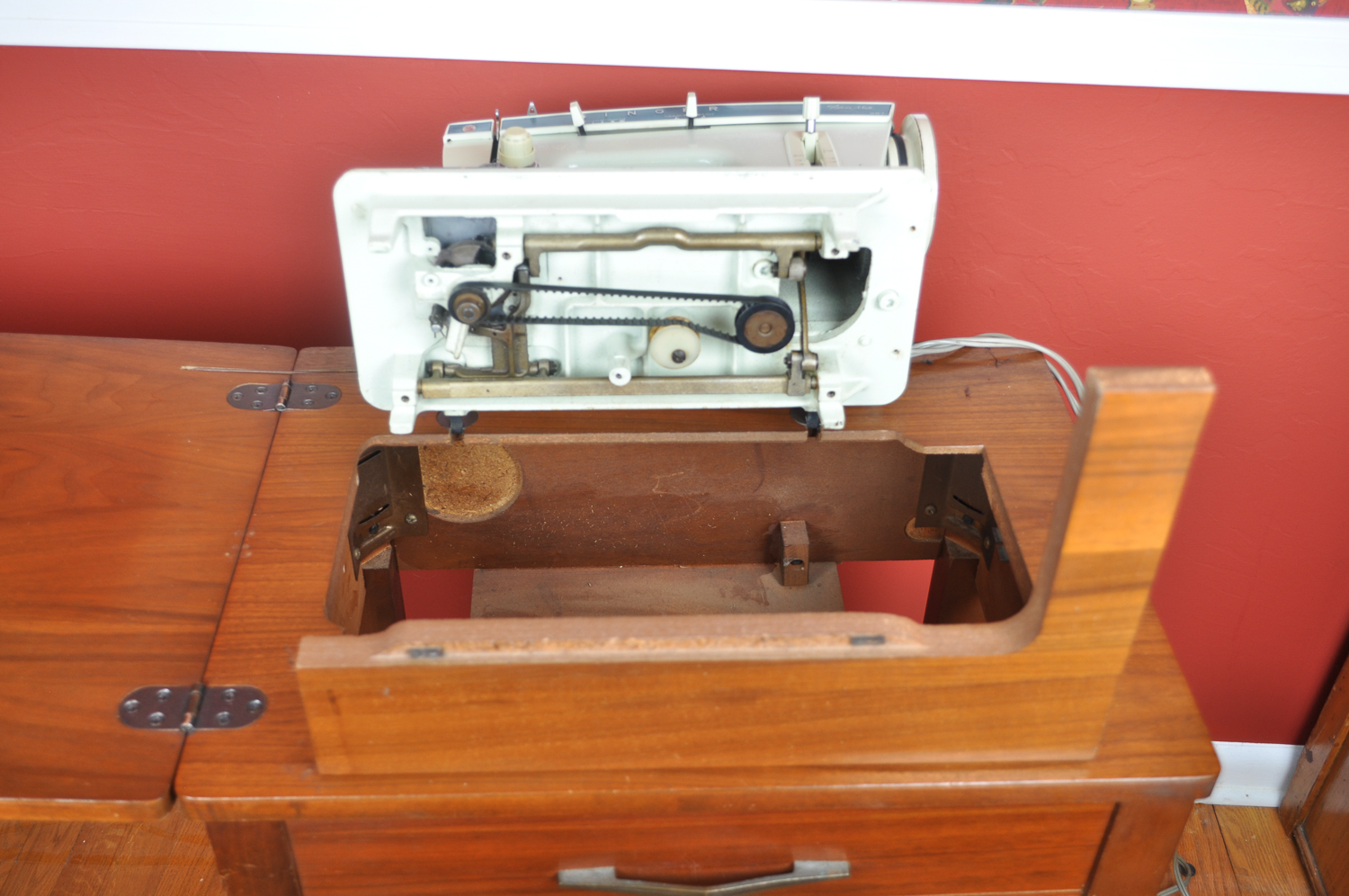 Singer Sewing Machine in Wooden Hideaway Craft Table