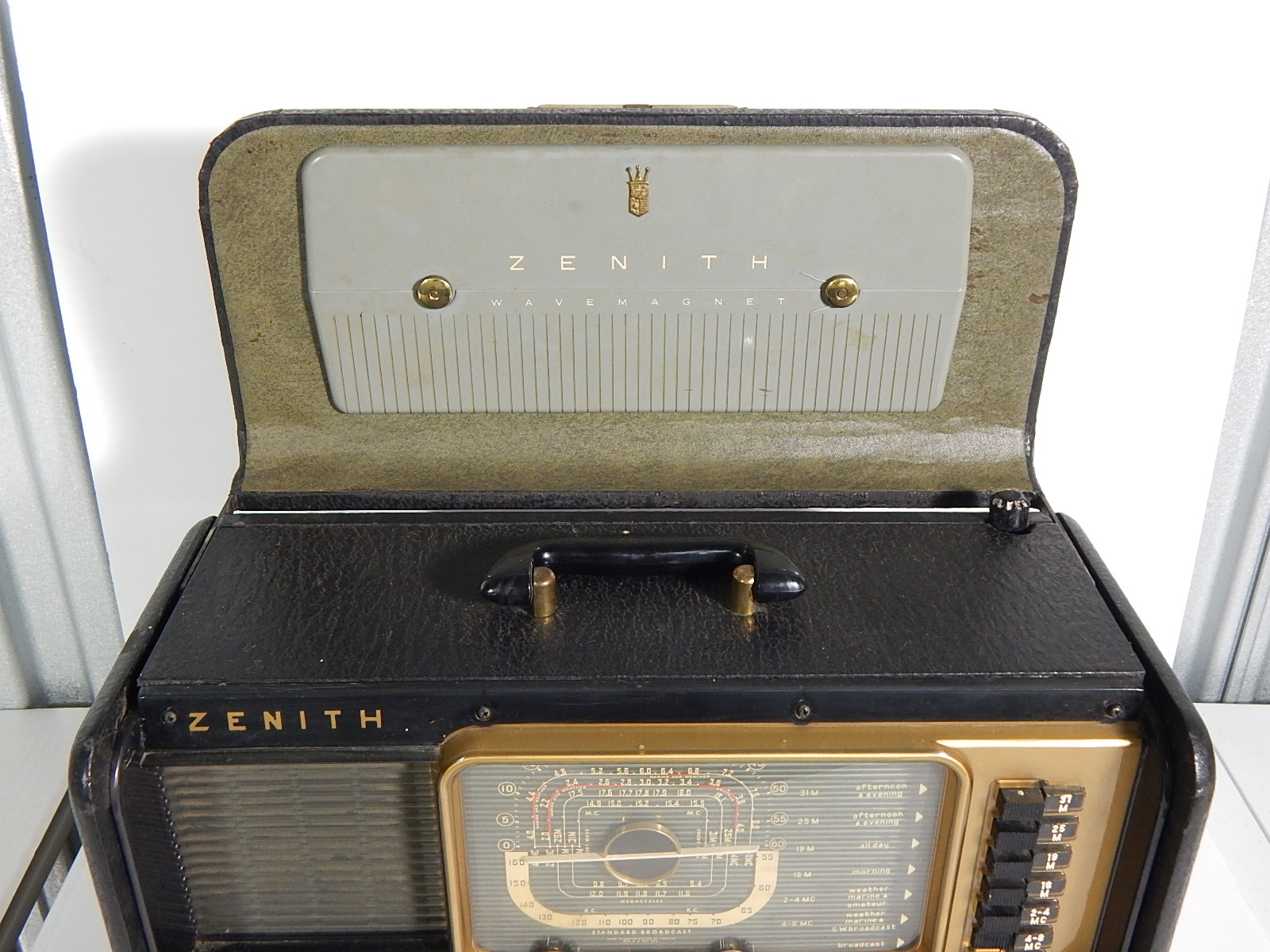 Zenith Wave Magnet Trans Oceanic Radio