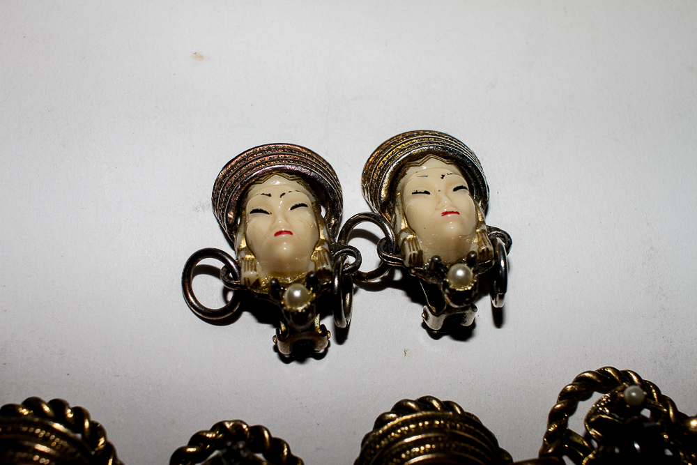 Vintage Unmarked Set in the Style of Selro