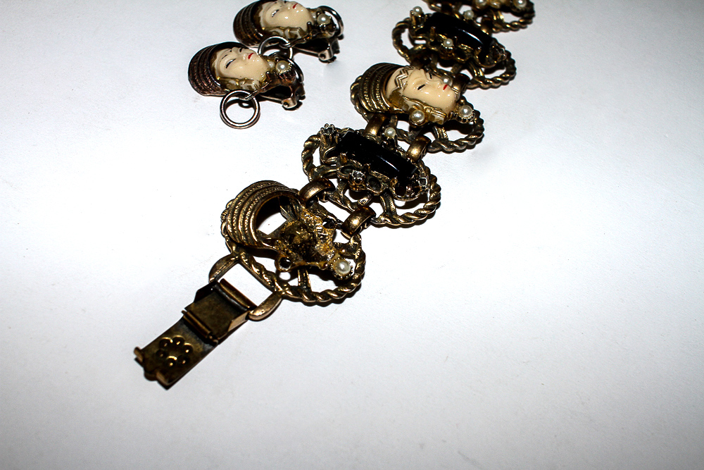 Vintage Unmarked Set in the Style of Selro