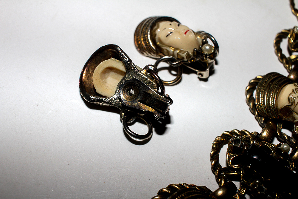 Vintage Unmarked Set in the Style of Selro