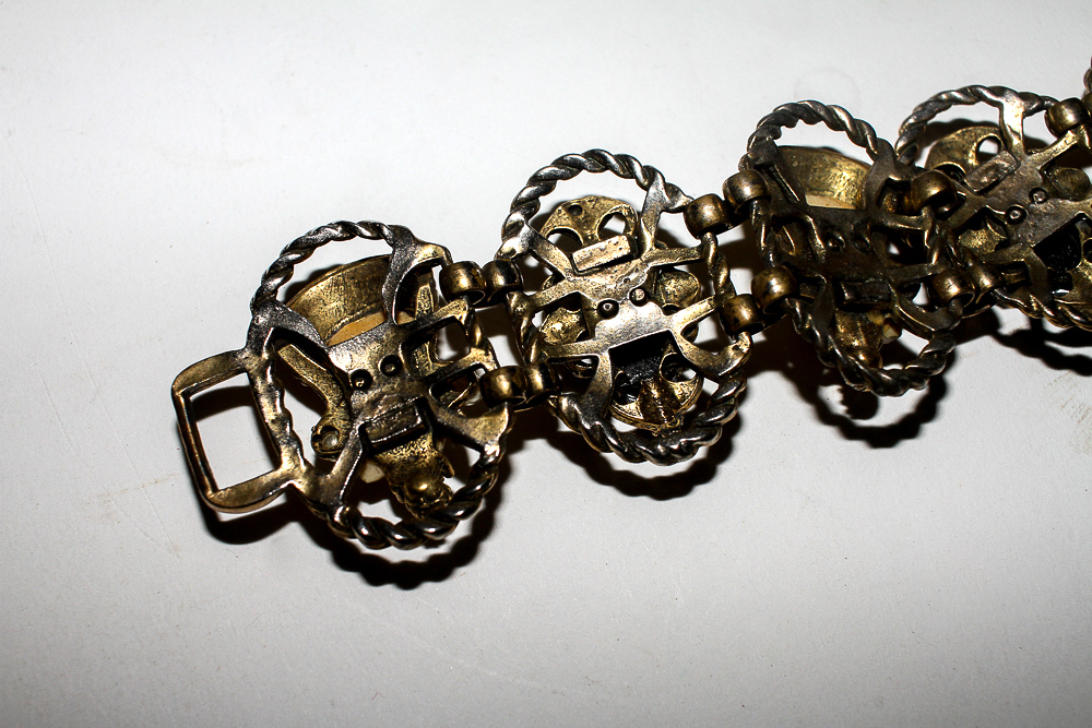 Vintage Unmarked Set in the Style of Selro