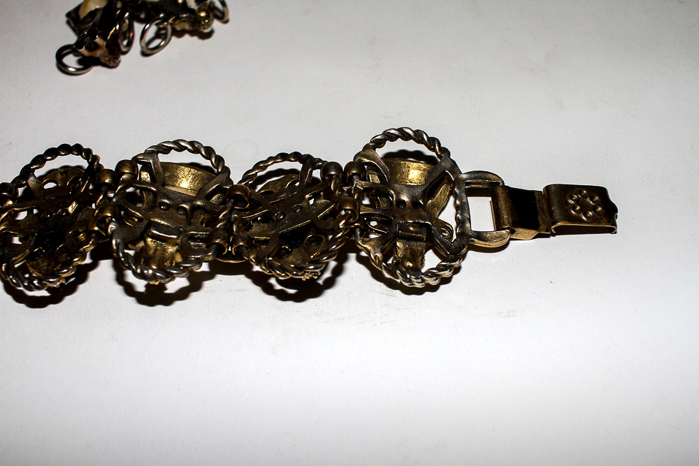 Vintage Unmarked Set in the Style of Selro