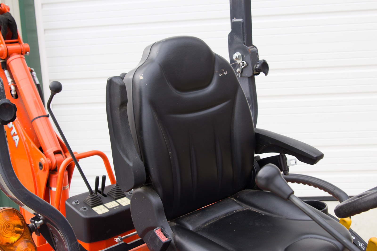 Kubota BX25DLB Tractor with Loader and Backhoe Attachments