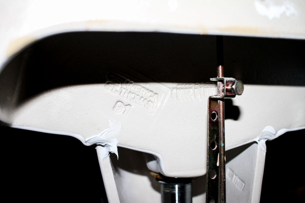 St. Thomas Creations "Eclipse" Pedestal Sink and Faucet