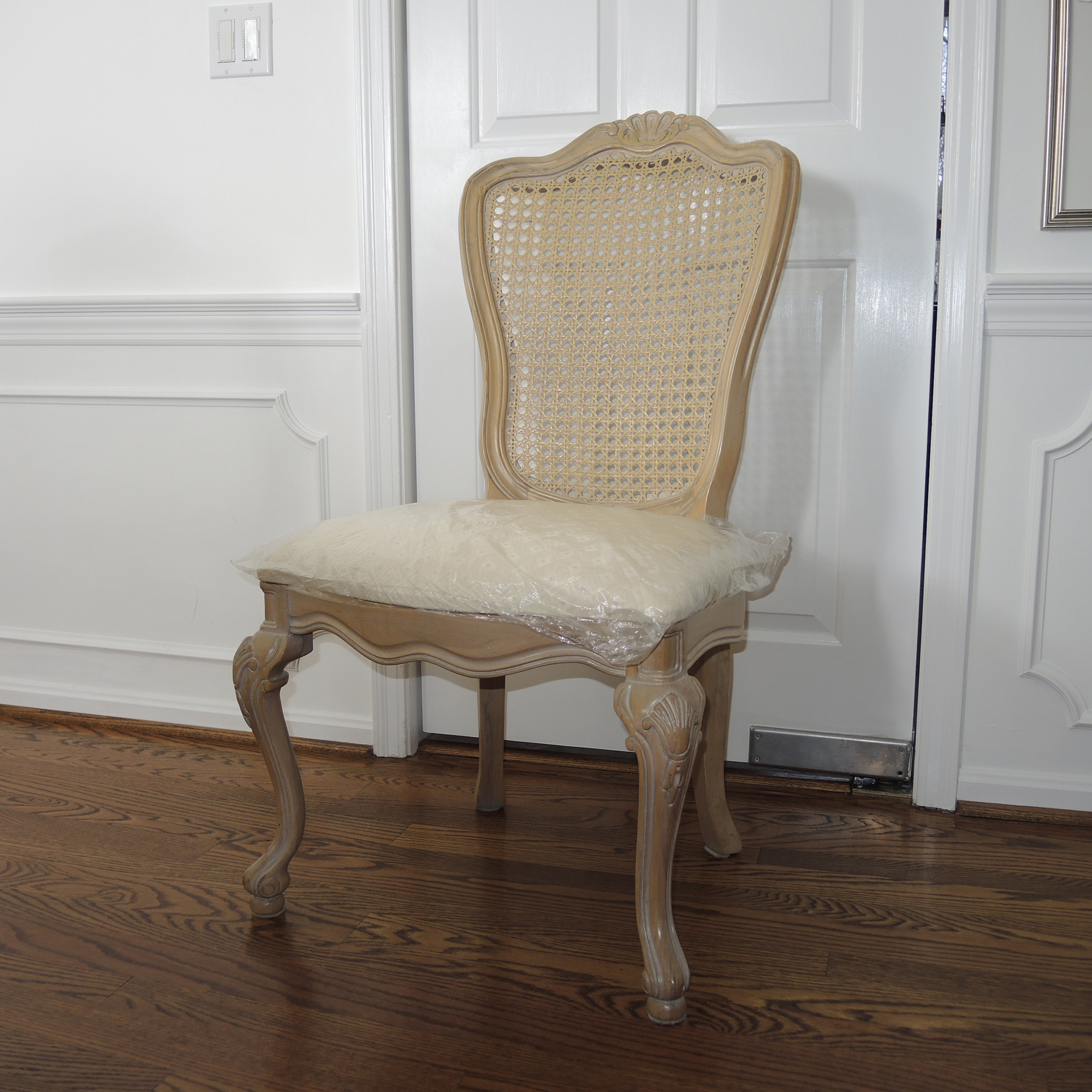 Thomasville French Provincial Style Dining Table and Six Chairs