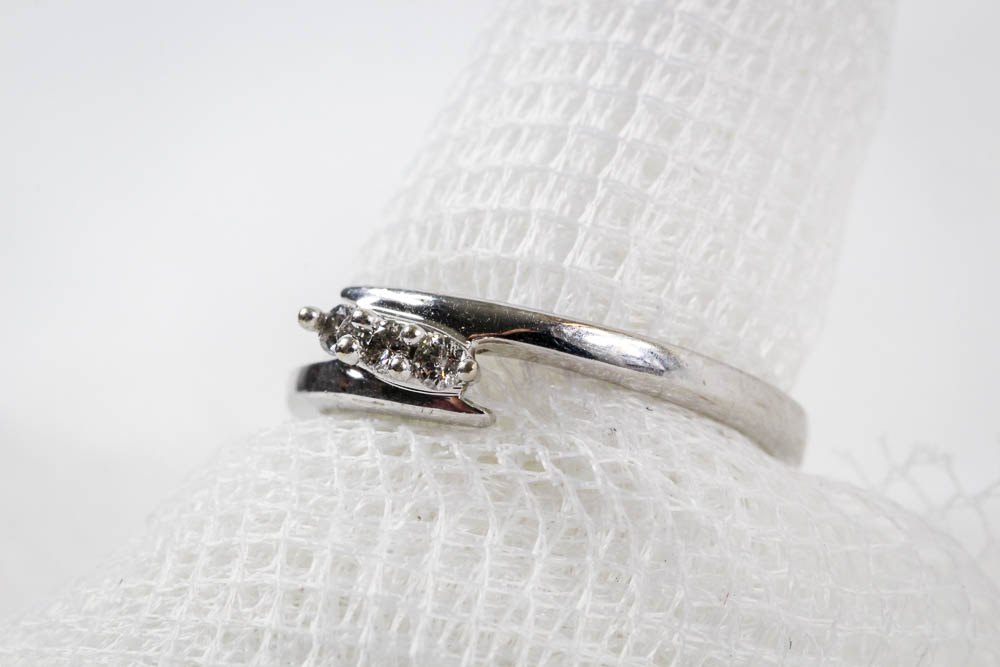10K White Gold Diamond Ring