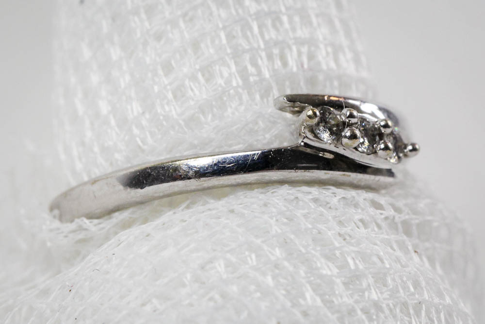 10K White Gold Diamond Ring