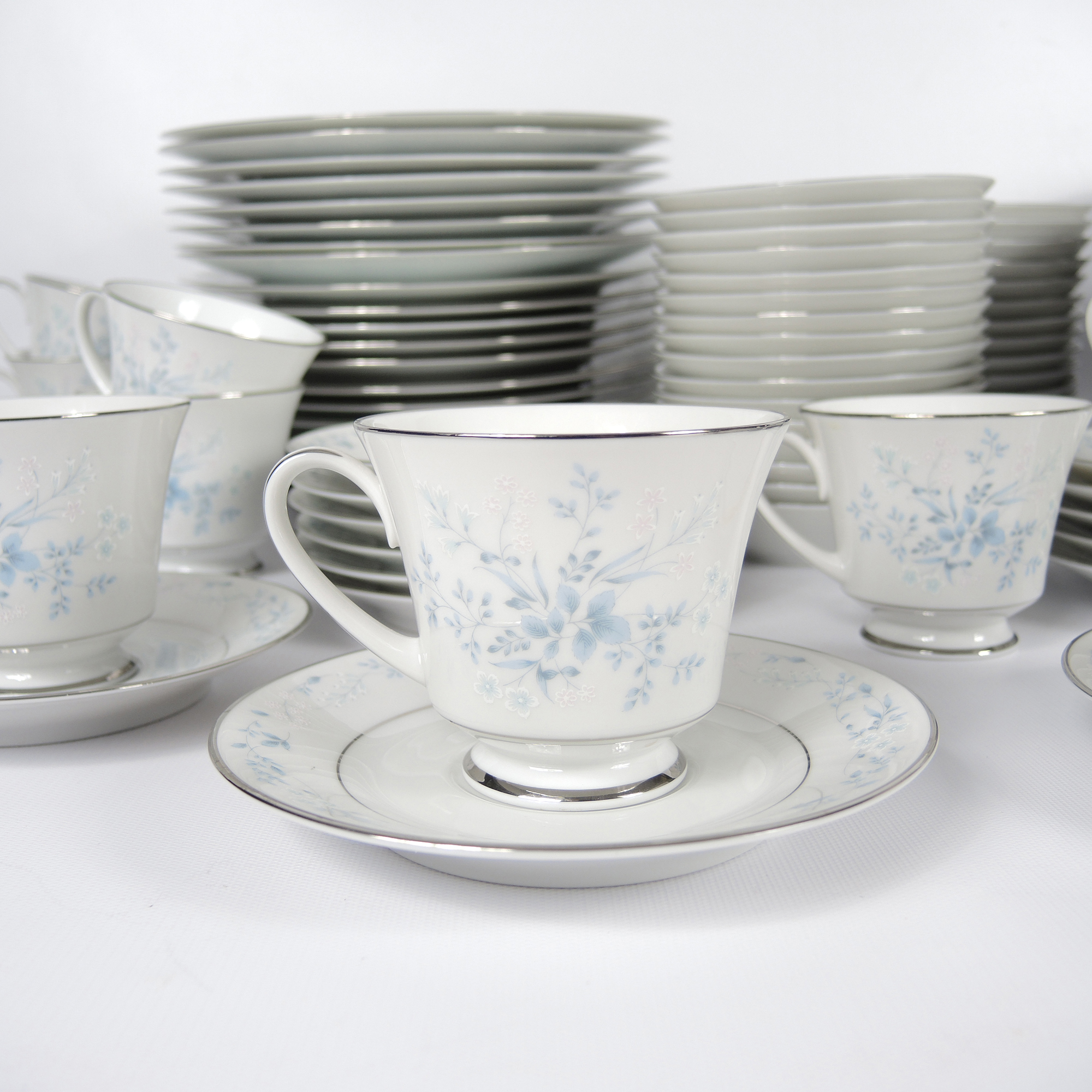 Noritake "Carolyn" Fine China 129 Piece Dinner Service Set
