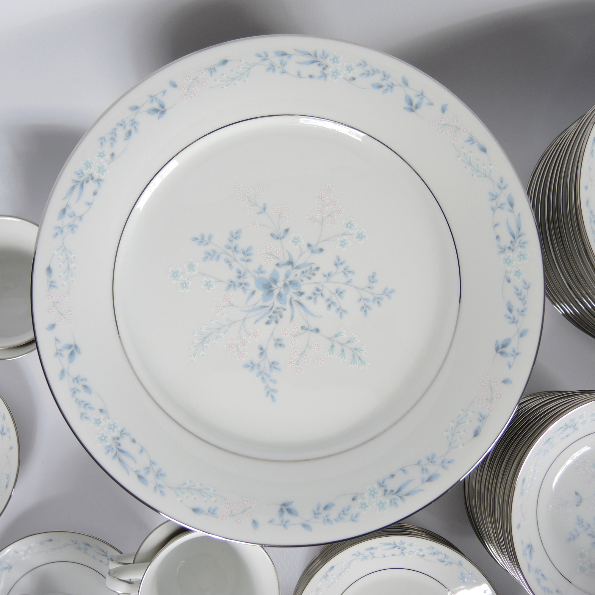 Noritake "Carolyn" Fine China 129 Piece Dinner Service Set