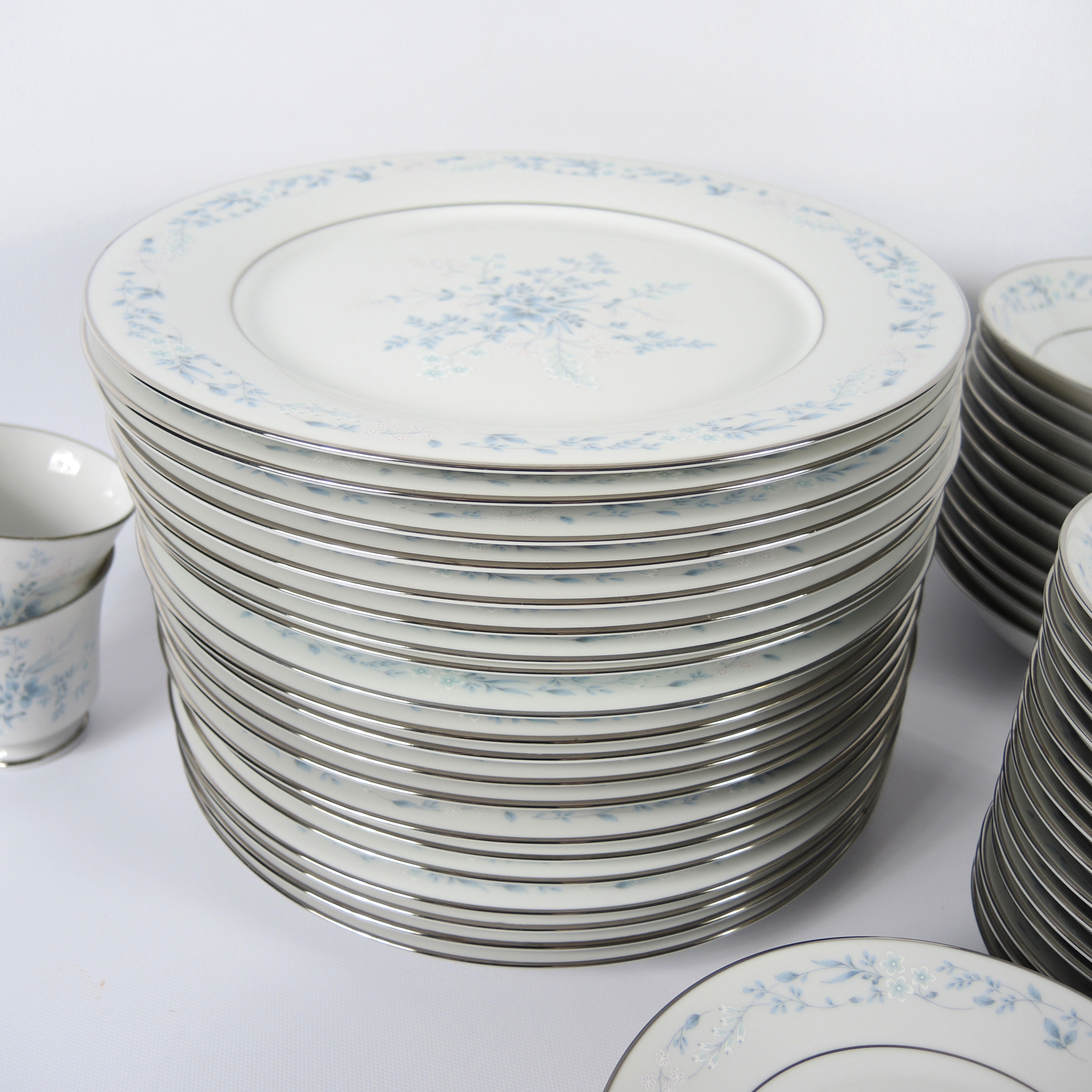 Noritake "Carolyn" Fine China 129 Piece Dinner Service Set