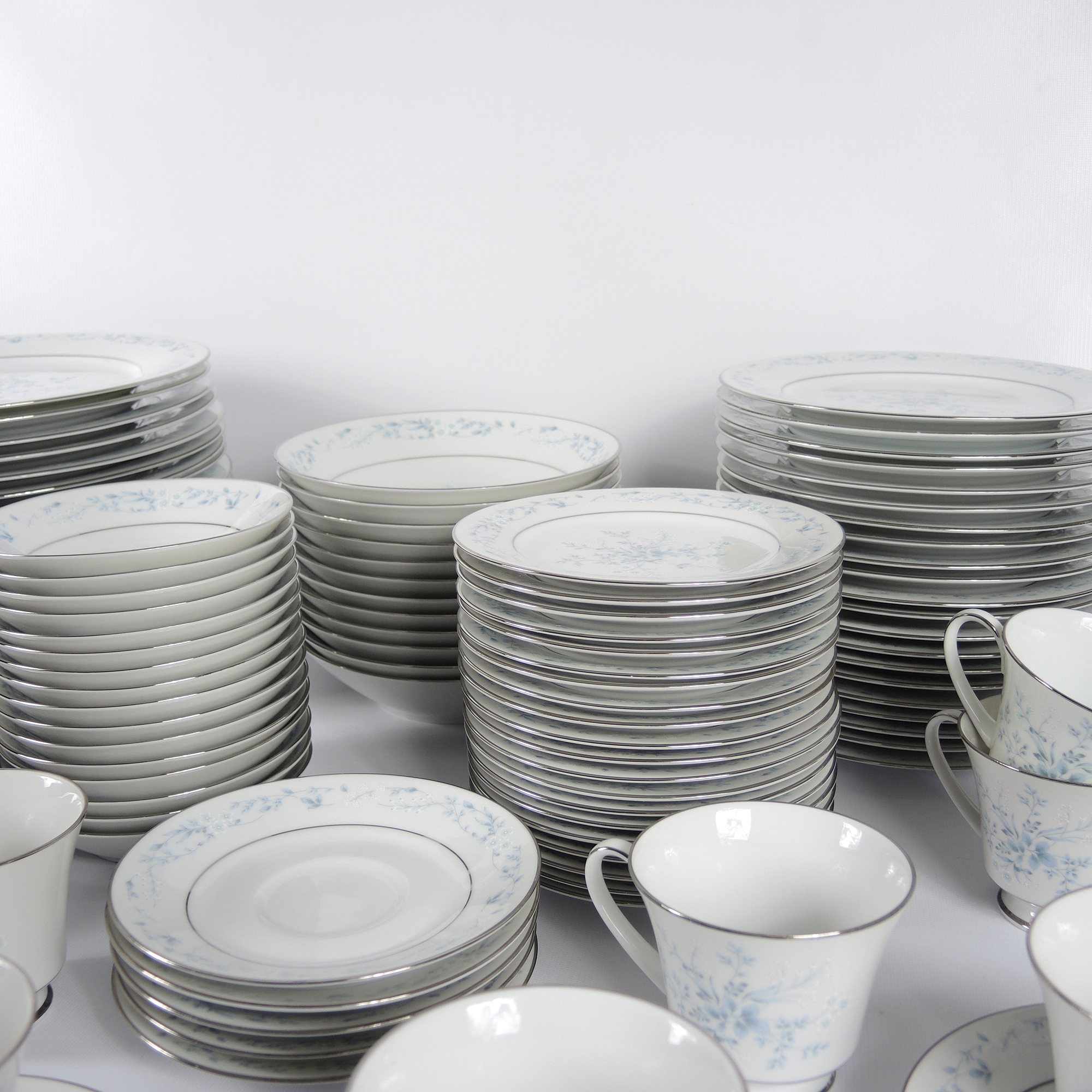 Noritake "Carolyn" Fine China 129 Piece Dinner Service Set