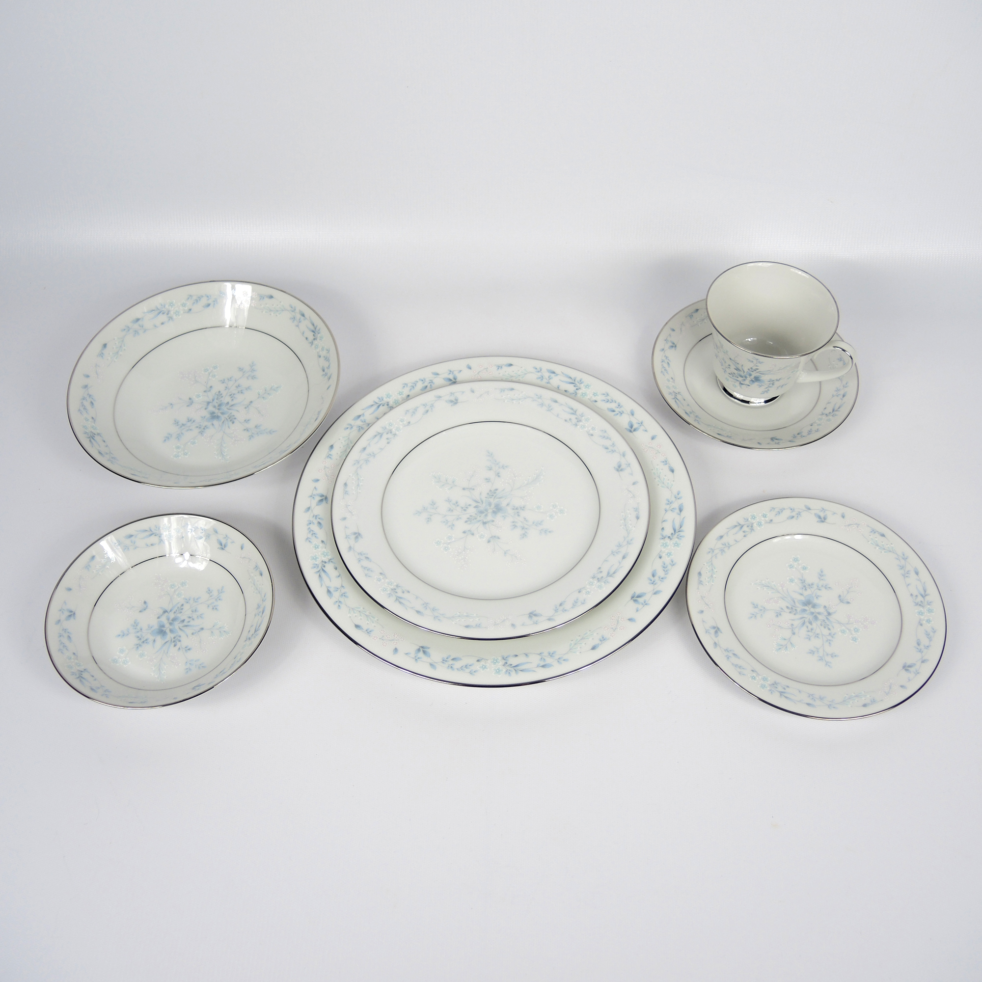 Noritake "Carolyn" Fine China 129 Piece Dinner Service Set