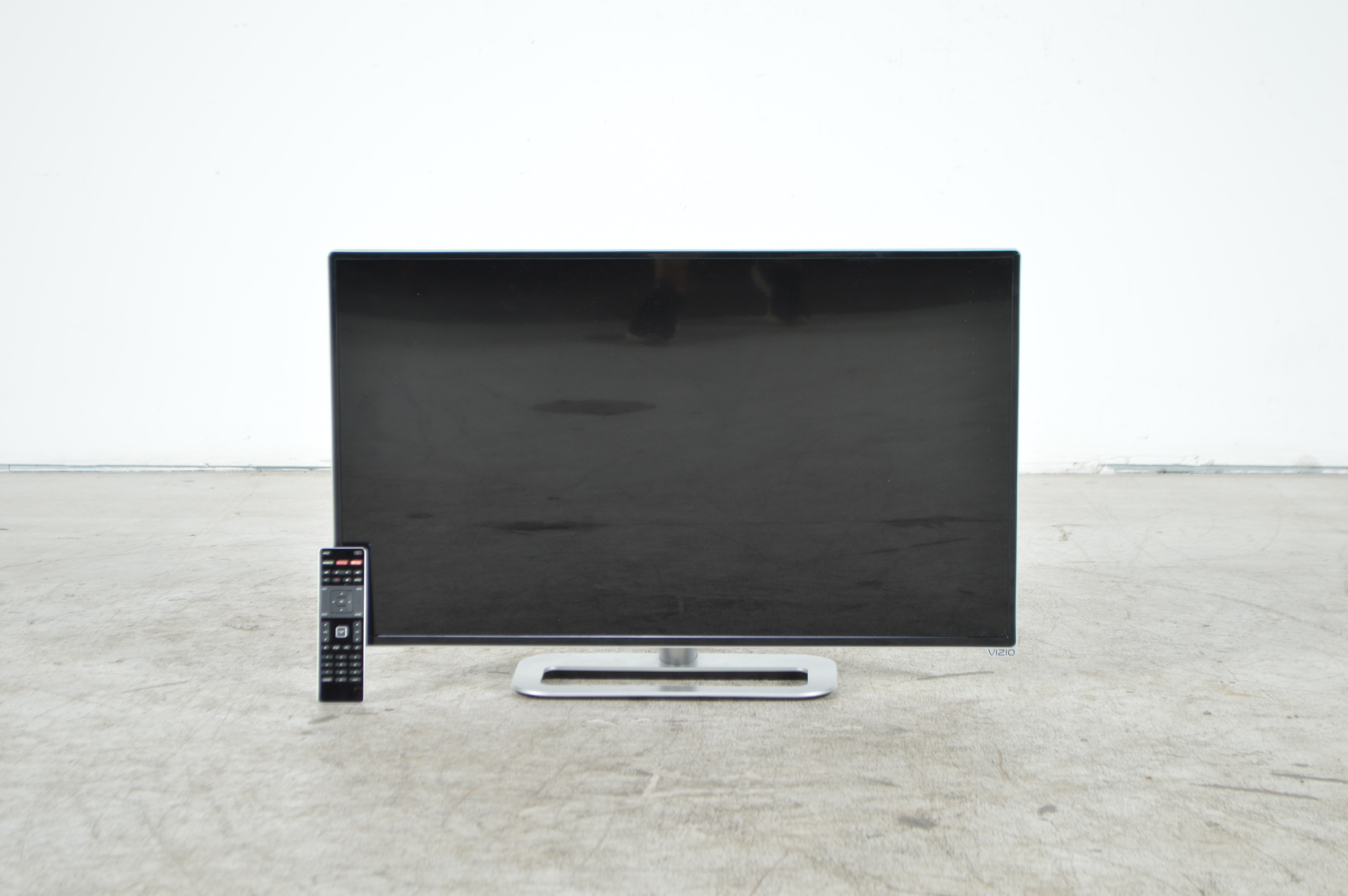 32" Vizio Flat Screen Television With Remote Control