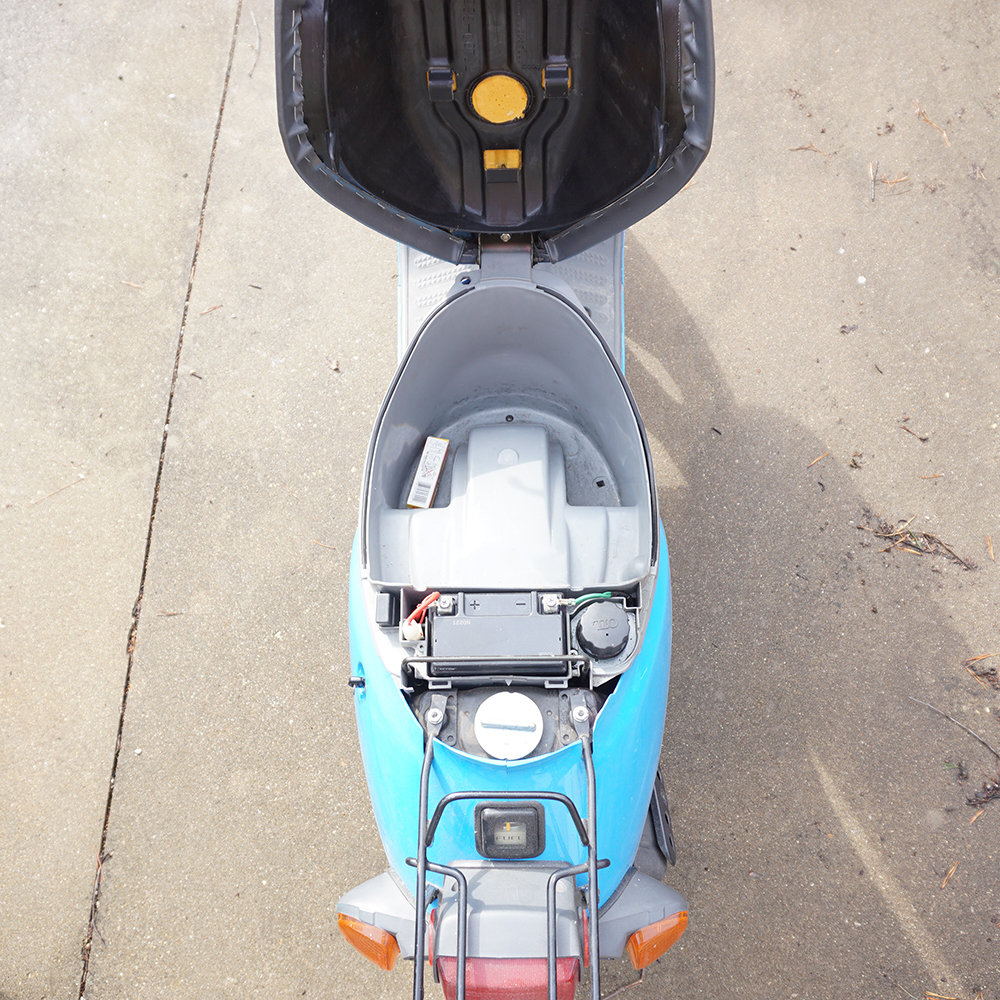 1989 Honda Elite E 50cc Single Speed Motor Scooter with Helmet