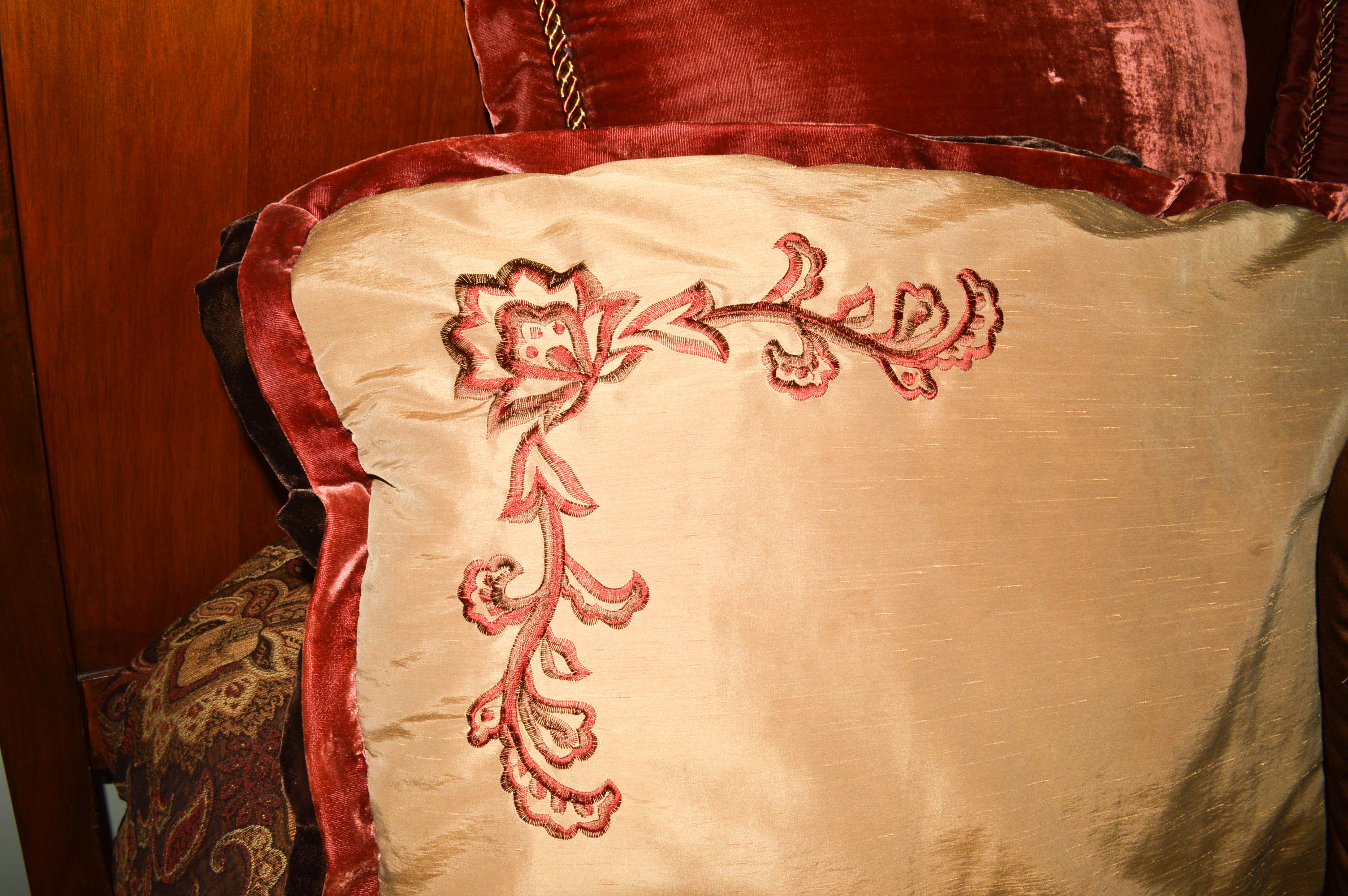 King Size Bedding Ensemble and Pillows